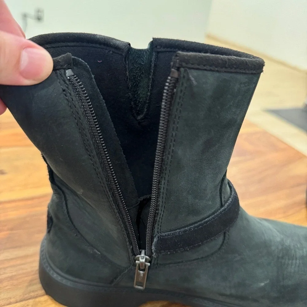 UGG Kinzey Kids 1117628K Black Nubuck Leather Moto Biker Boot Side Zip Buckle 6Y
